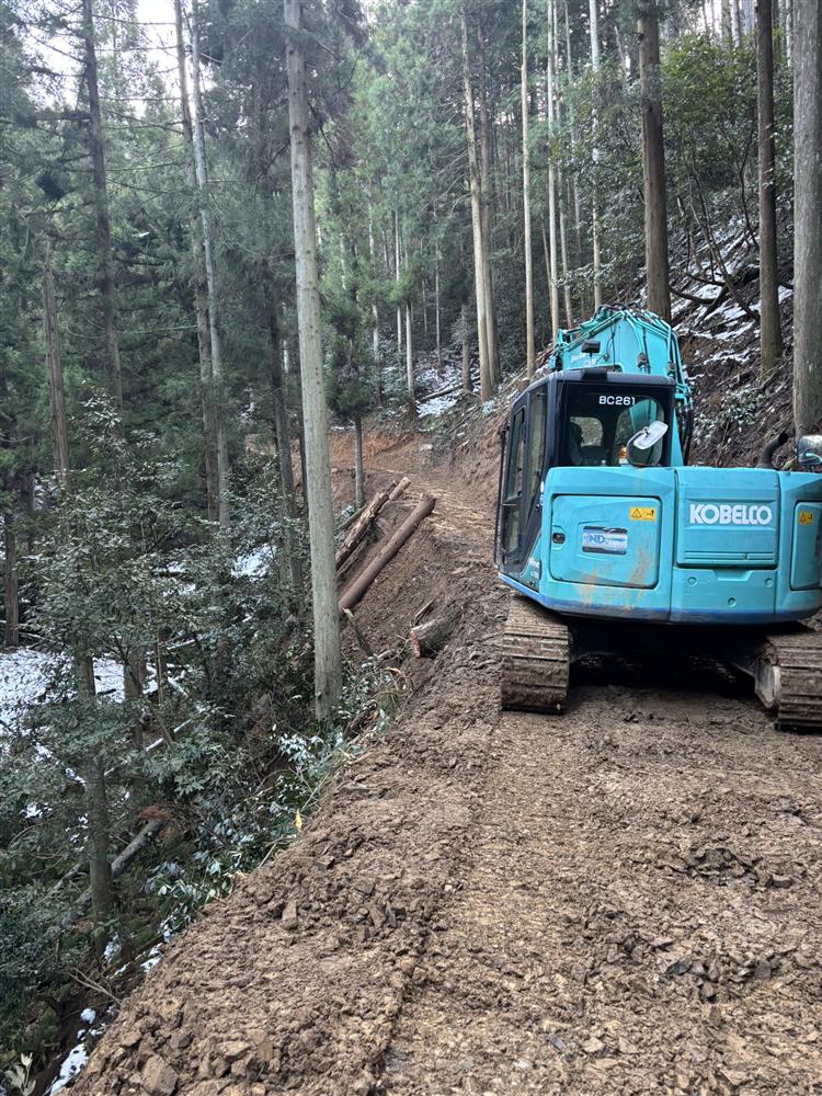 山林作業道での重機作業